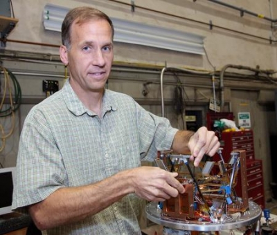 Alum Jamie Bock Featured on Phys.org